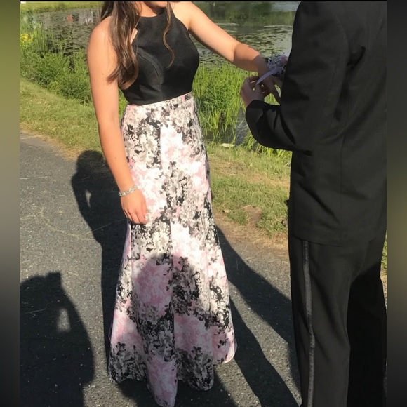 David’s Bridal size 2 prom dress
Altered to 5 feet tall 110 lbs
Worn once - Picture 2 of 3